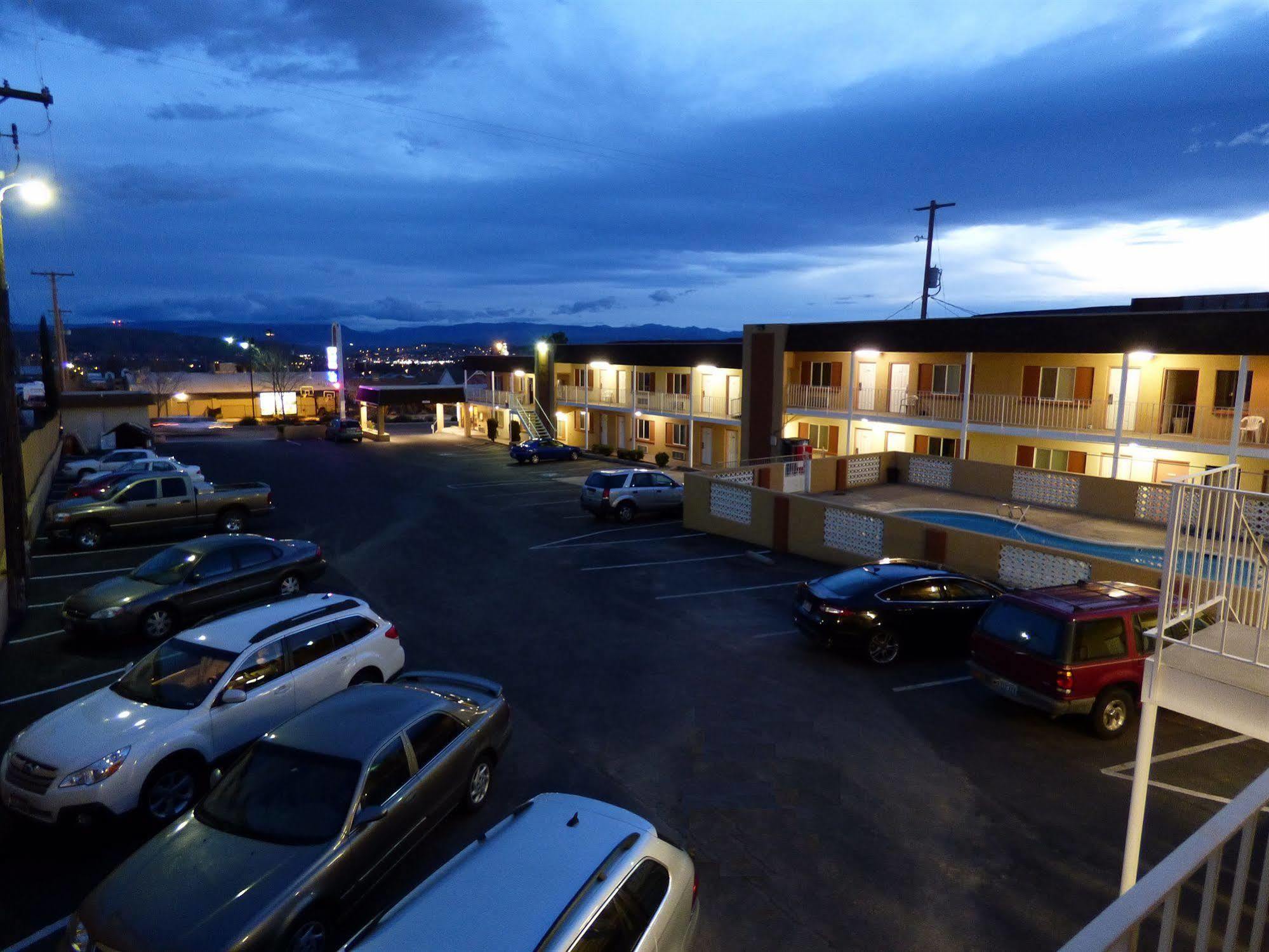 Economy Inn & Suites St. George Exterior photo